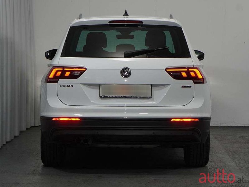 2019' Volkswagen Tiguan photo #5