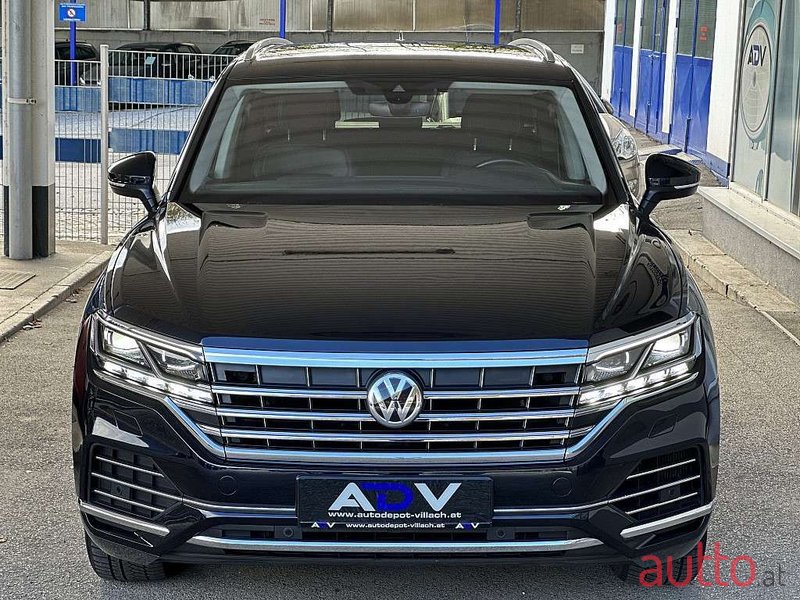 2019' Volkswagen Touareg photo #5