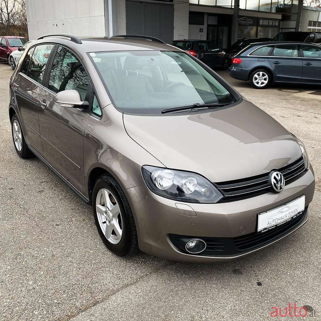 2011' Volkswagen Golf photo #3