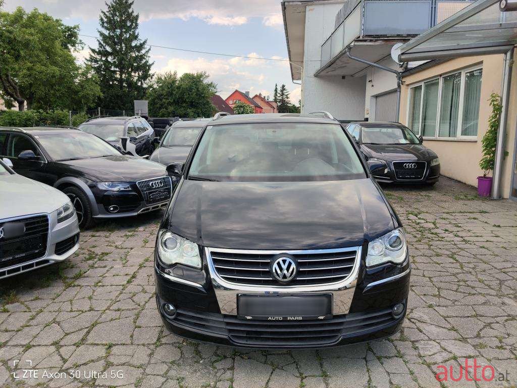 2008' Volkswagen Touran photo #2