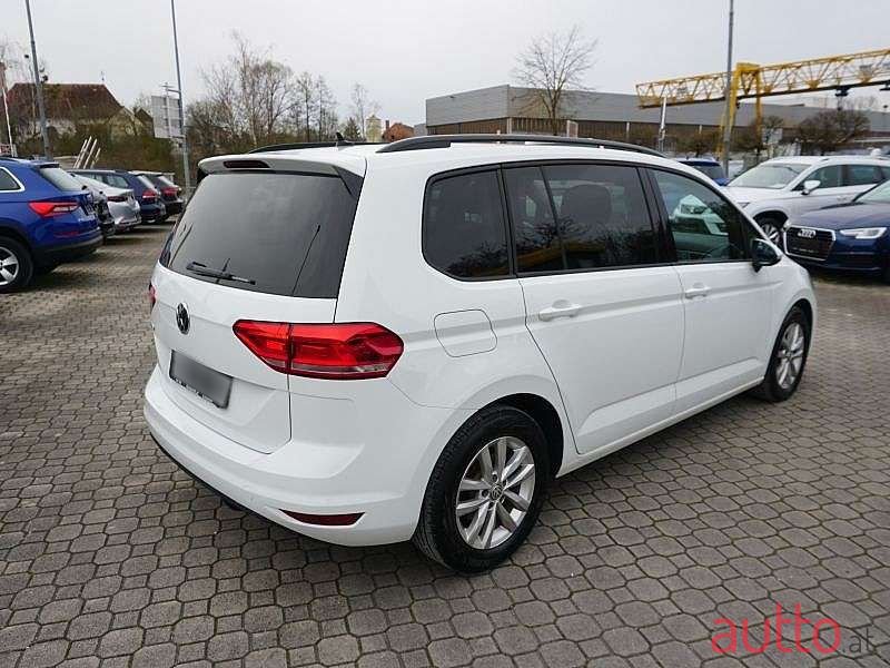 2019' Volkswagen Touran photo #3