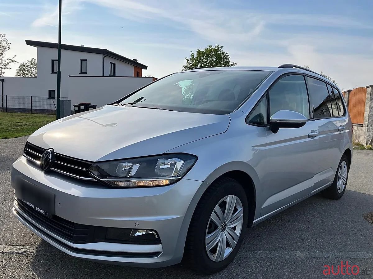 2023' Volkswagen Touran photo #2