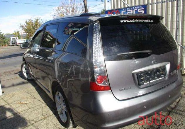 2008' Mitsubishi Grandis photo #1