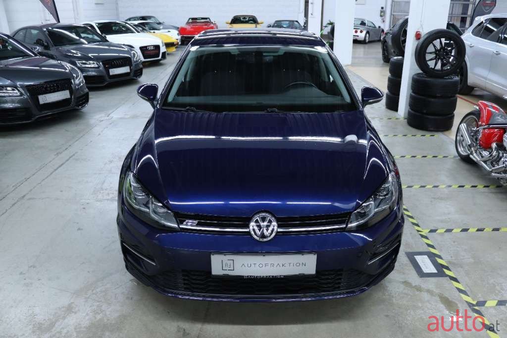 2017' Volkswagen Golf photo #2