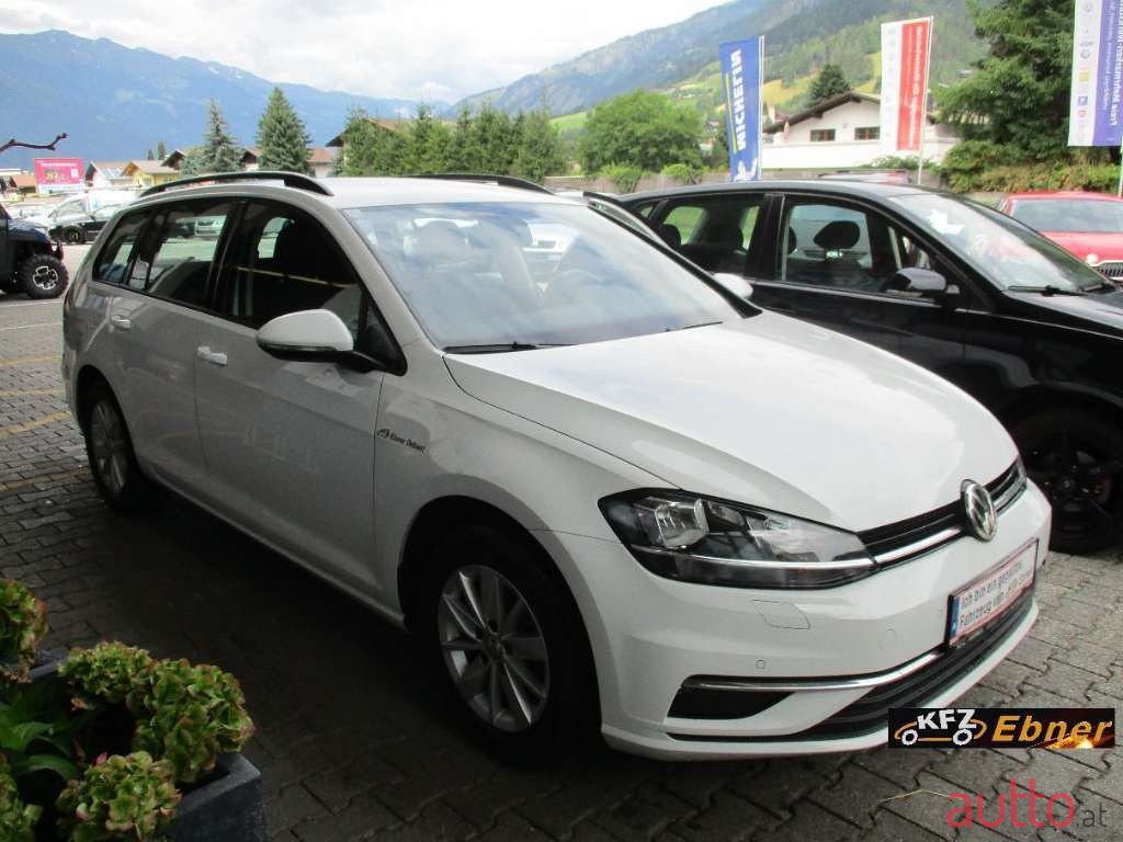 2017' Volkswagen Golf photo #2