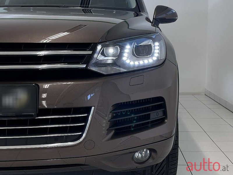 2012' Volkswagen Touareg photo #5