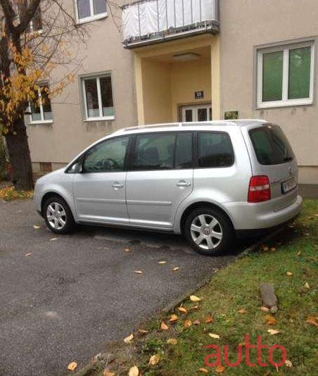 2004' Volkswagen Touran photo #1