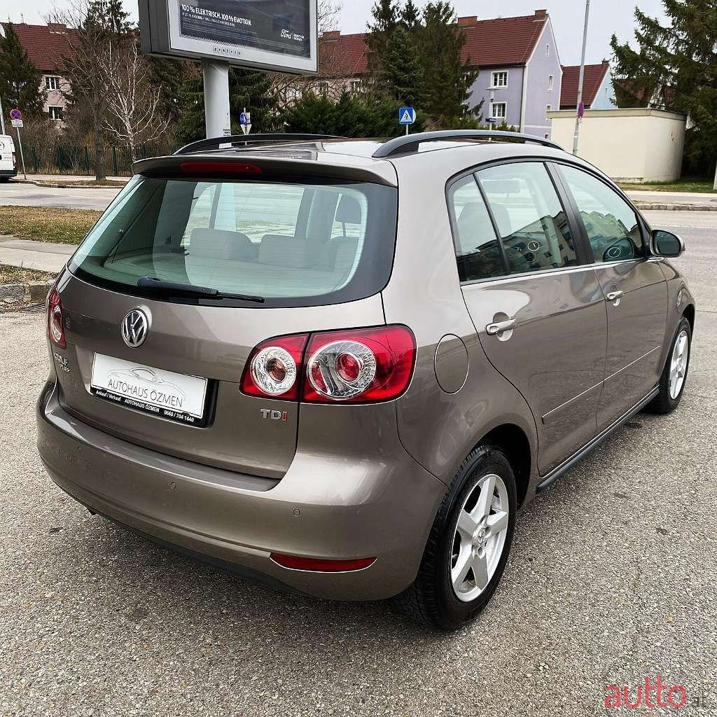 2011' Volkswagen Golf photo #6