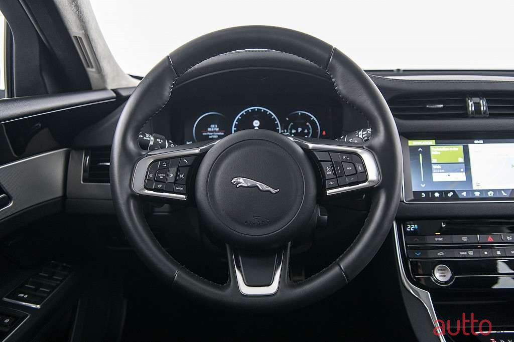 2018' Jaguar XF photo #5