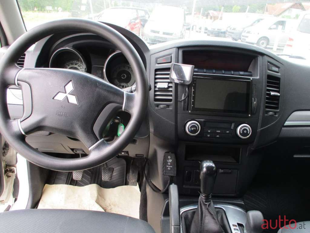 2011' Mitsubishi Pajero photo #6