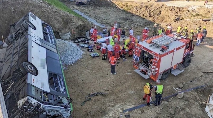 Bauarbeiter zogen Verletzte aus verunglücktem Bus