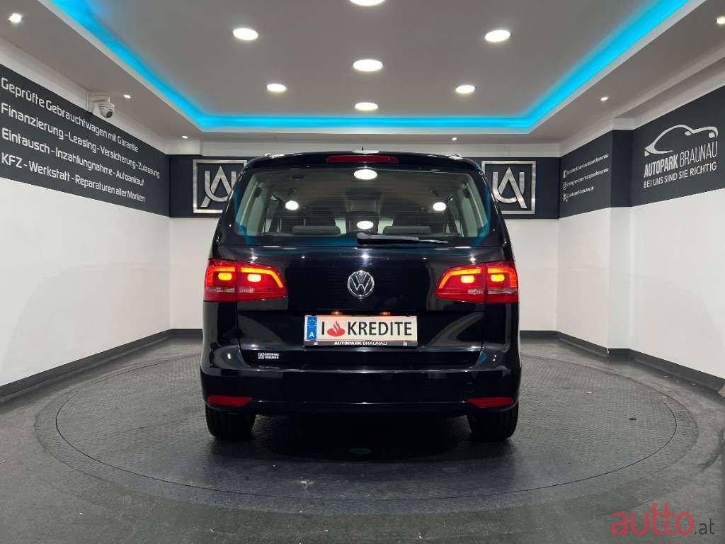 2011' Volkswagen Touran photo #5