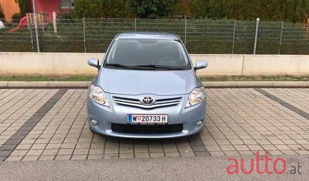 2011' Toyota Auris photo #2