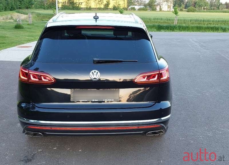 2019' Volkswagen Touareg photo #5