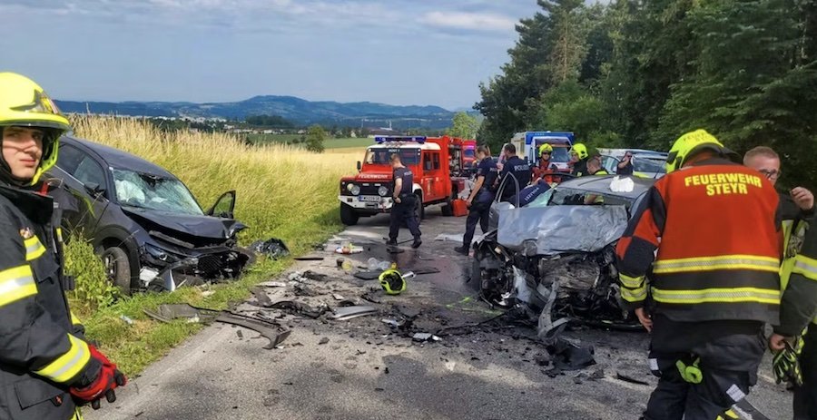 Autofahrer (19) nach Frontal-Crash in Wrack eingeklemmt