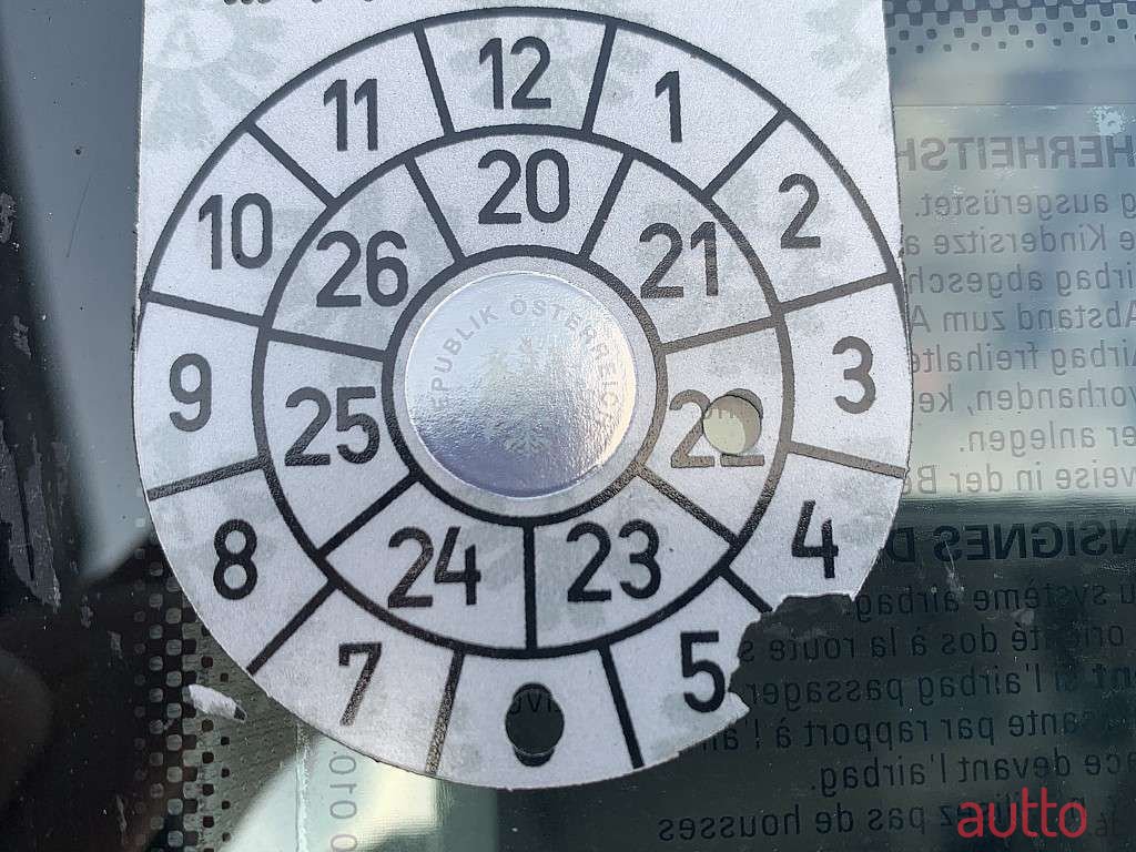 2007' Volkswagen Touran photo #3