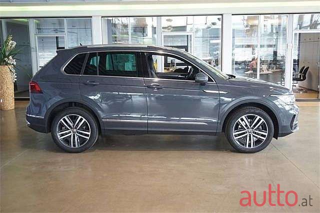 2020' Volkswagen Tiguan photo #2