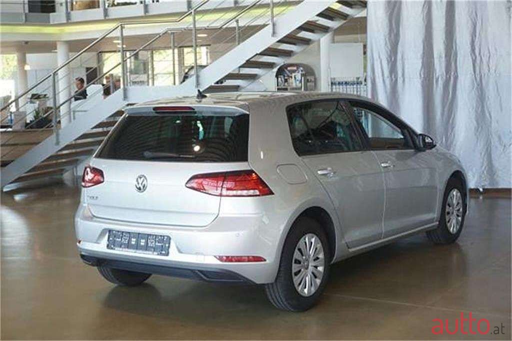 2018' Volkswagen Golf photo #3