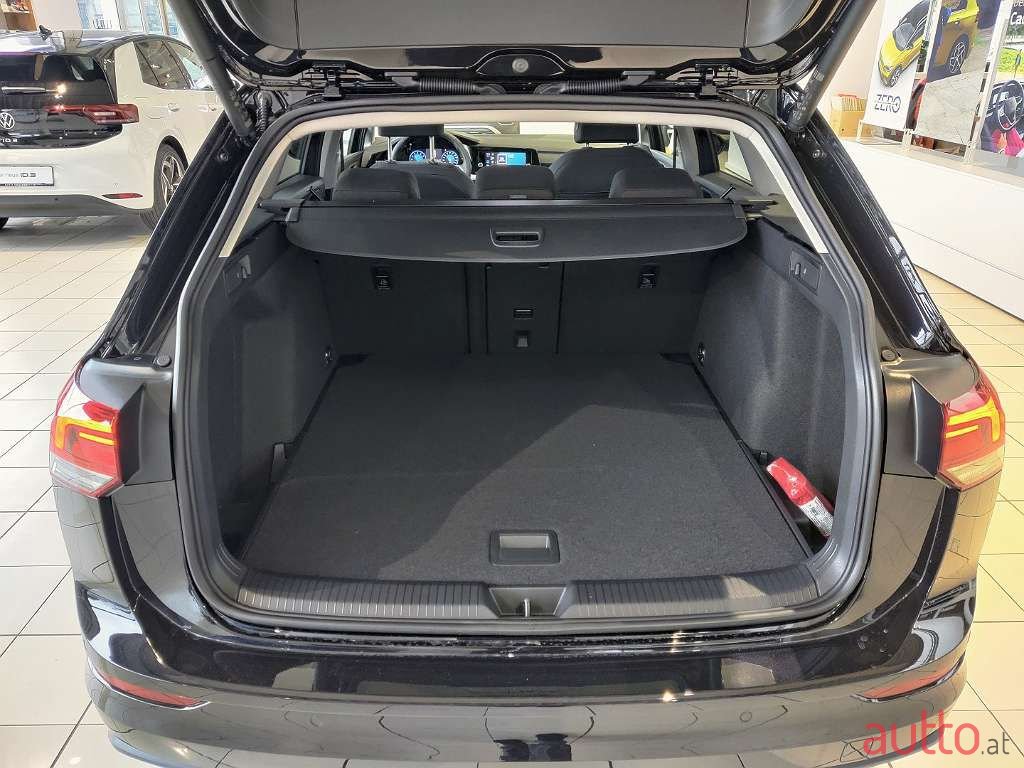 2022' Volkswagen Golf photo #6