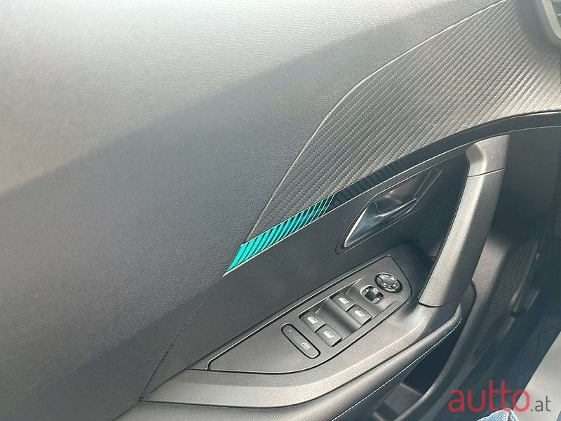 2022' Peugeot 2008 photo #5