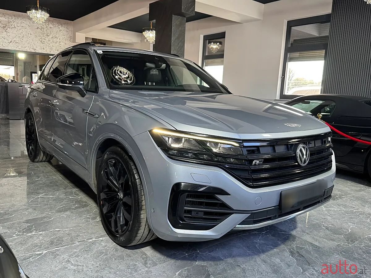 2019' Volkswagen Touareg photo #5