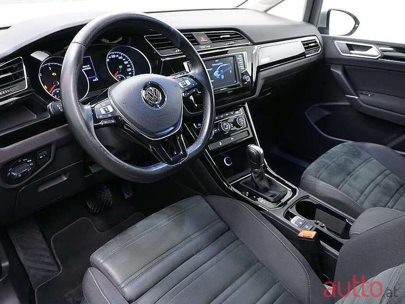 2017' Volkswagen Touran photo #5