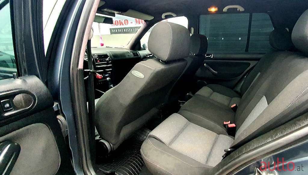 2003' Volkswagen Golf photo #6