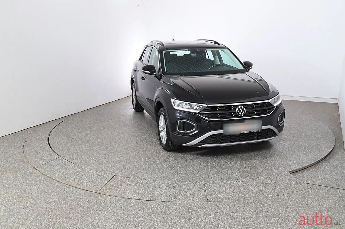 2023' Volkswagen T-Roc photo #2