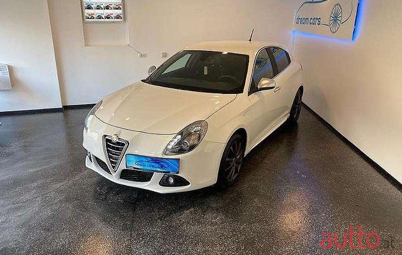 2011' Alfa Romeo Giulietta photo #1