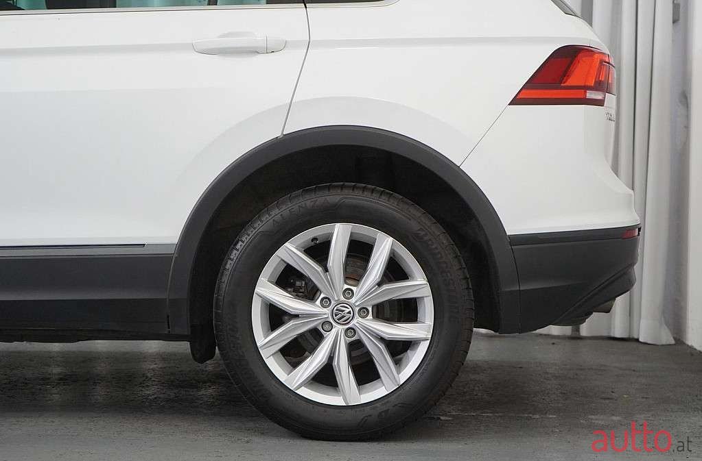 2019' Volkswagen Tiguan photo #6