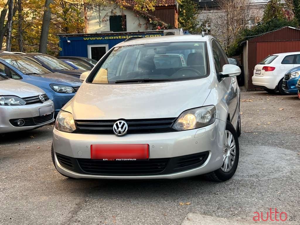 2010' Volkswagen Golf photo #2