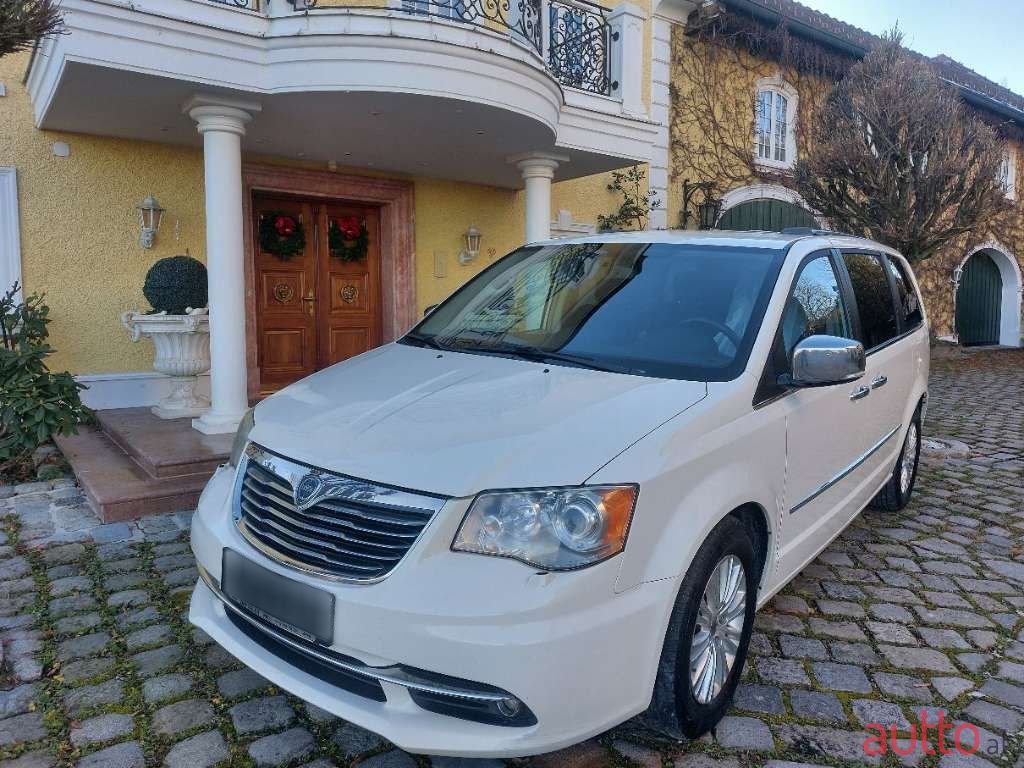 2013' Lancia Voyager photo #4