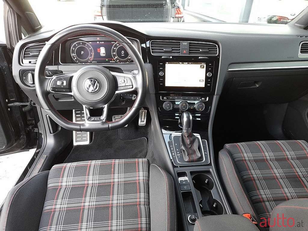 2019' Volkswagen Golf photo #2