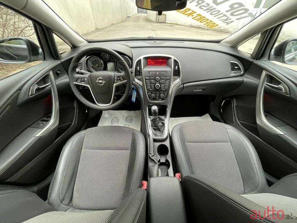 2011' Opel Astra photo #5