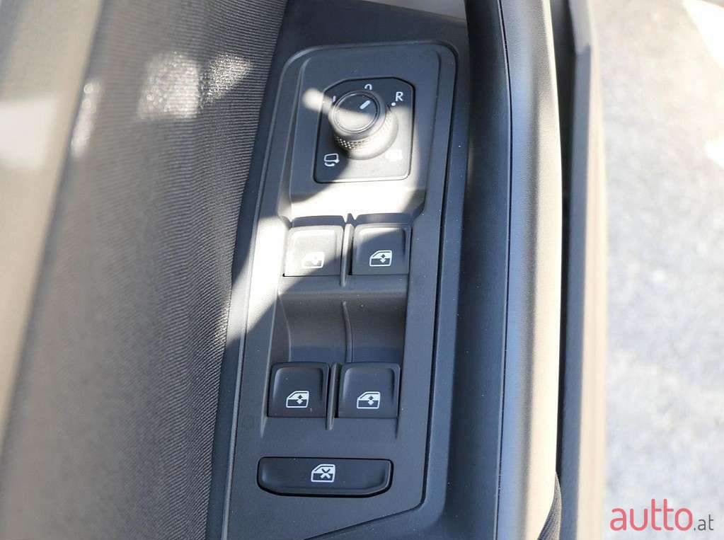 2022' Volkswagen T-Roc photo #4