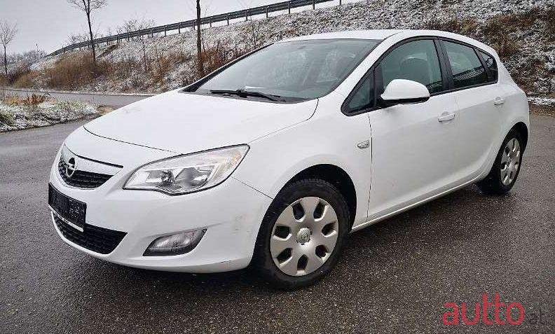 2012' Opel Astra photo #2