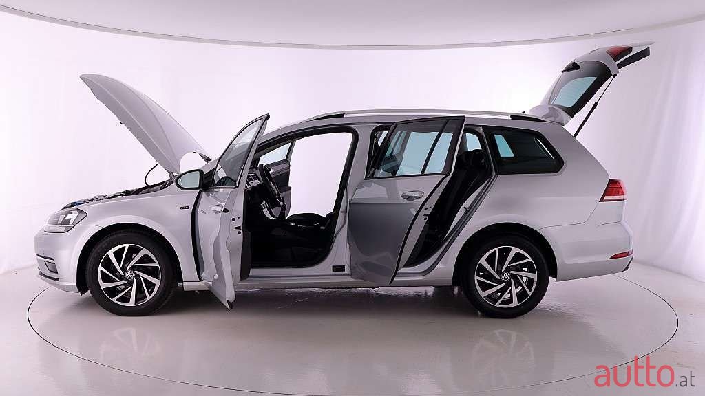 2018' Volkswagen Golf photo #2