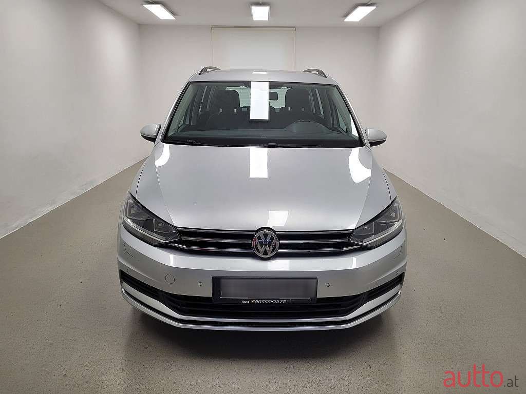 2019' Volkswagen Touran photo #2