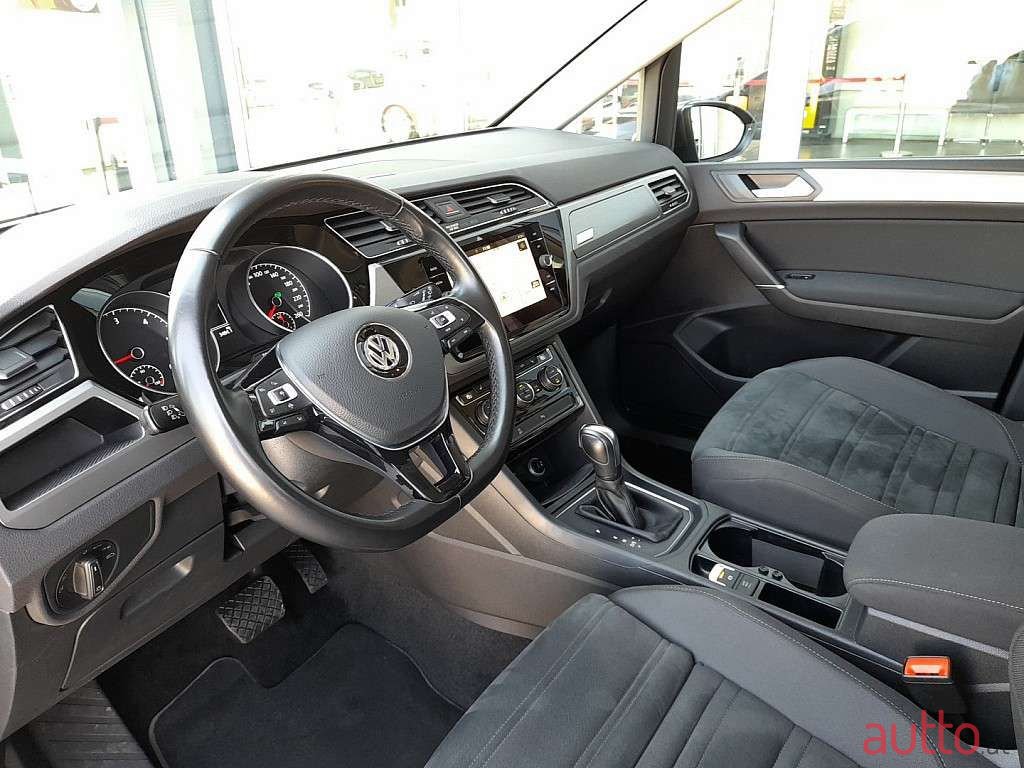 2020' Volkswagen Touran photo #3