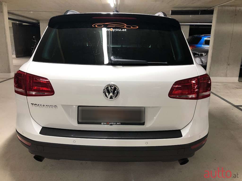 2017' Volkswagen Touareg photo #4