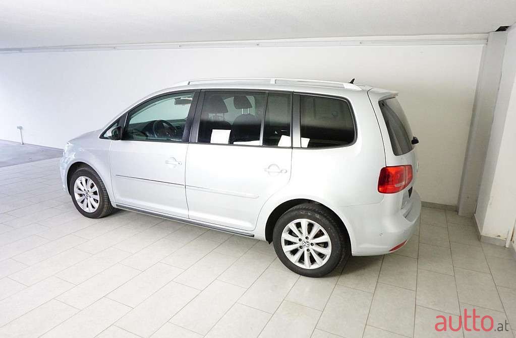2012' Volkswagen Touran photo #2
