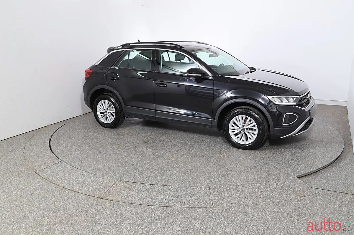 2023' Volkswagen T-Roc photo #3