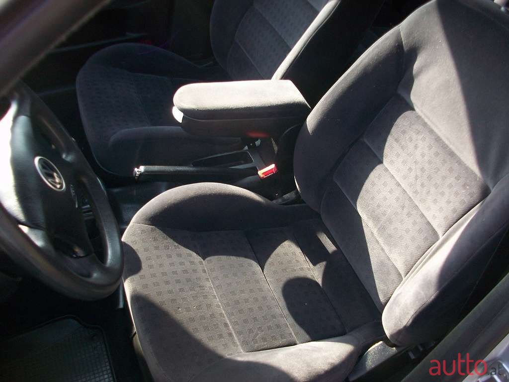 2002' Volkswagen Golf photo #6