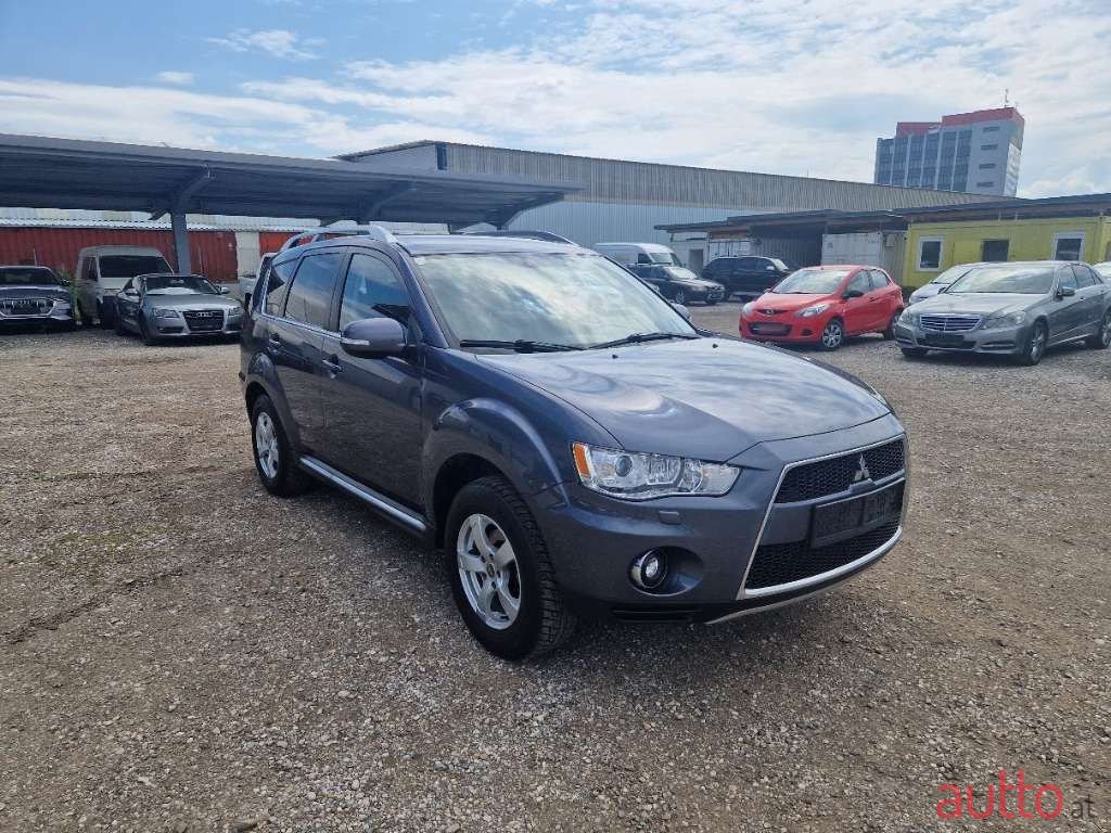 2010' Mitsubishi Outlander photo #1