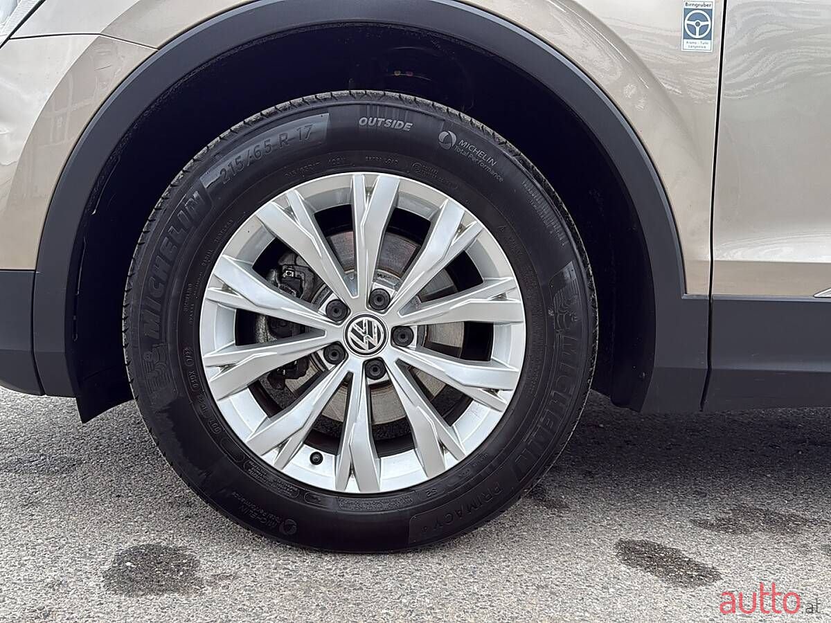 2017' Volkswagen Tiguan photo #6