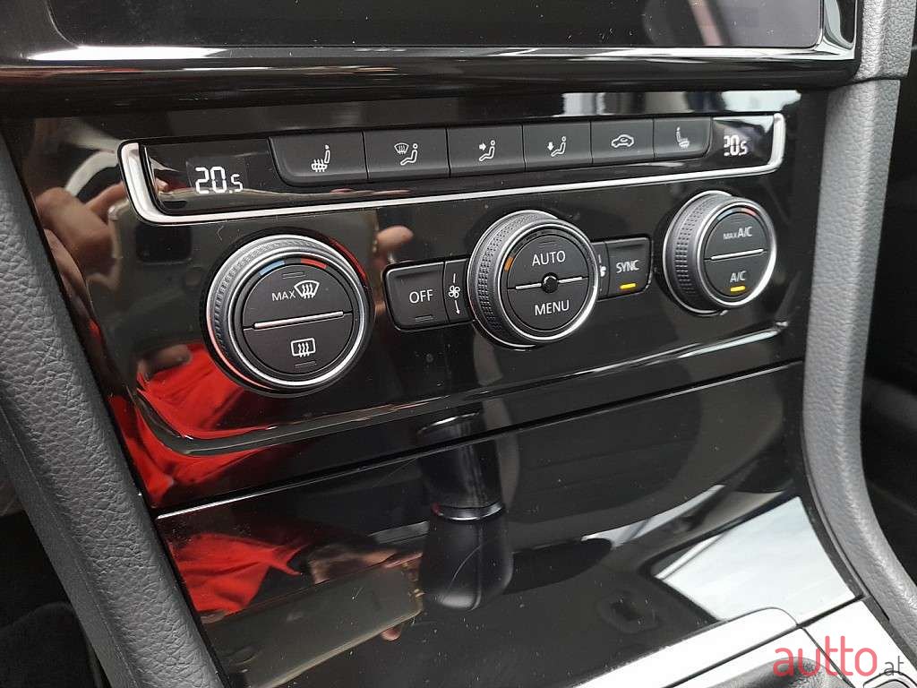 2019' Volkswagen Golf photo #4