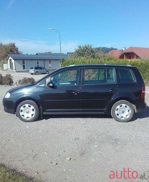 2004' Volkswagen Touran photo #1