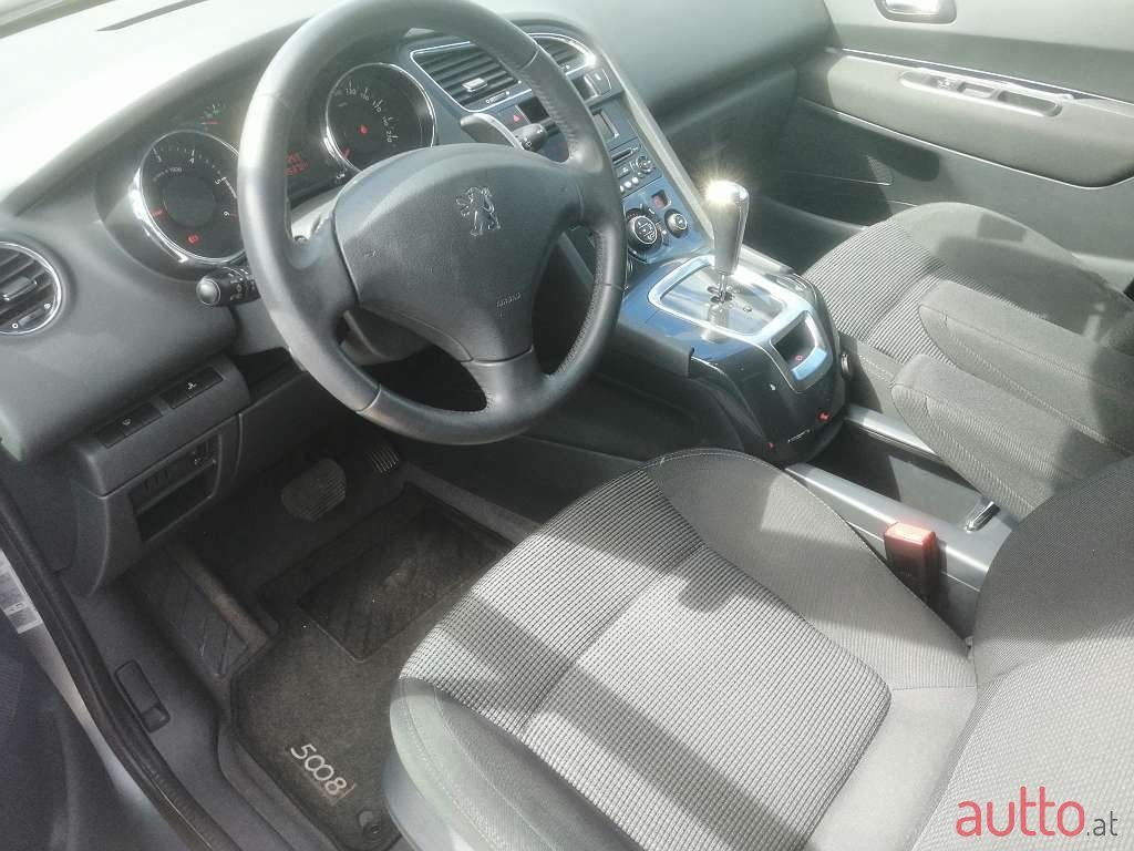 2012' Peugeot 5008 photo #6