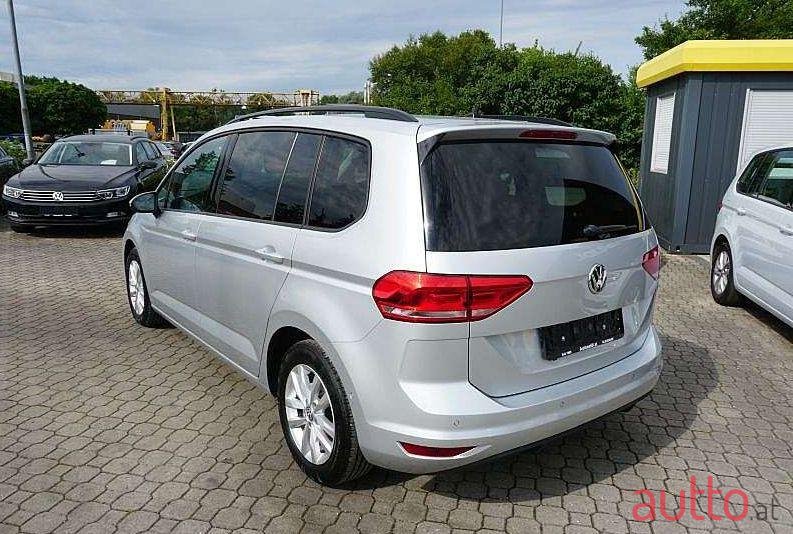 2016' Volkswagen Touran photo #1