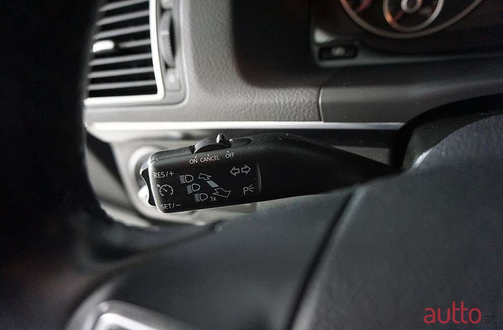 2012' Volkswagen Touran photo #6